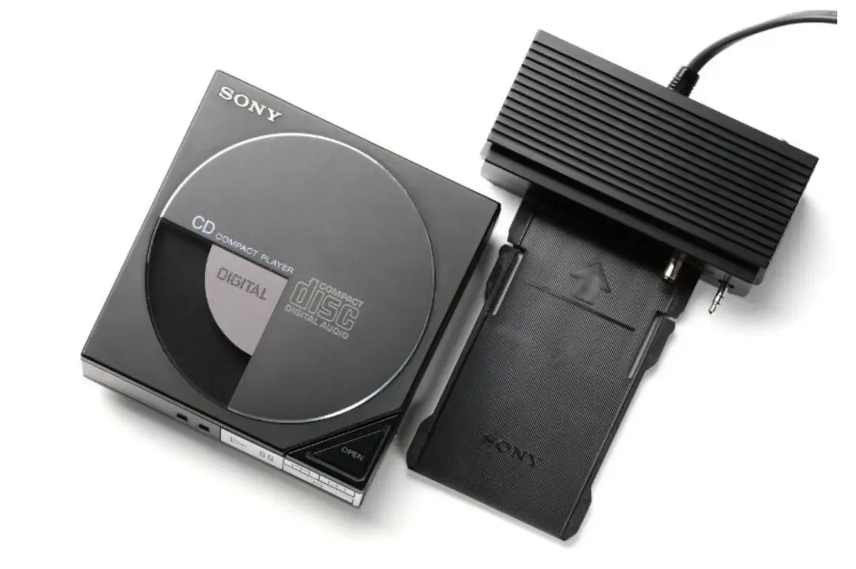 Le Sony D-50, pas encore appelé Discman (ce sera le cas pour le D-50 MkII de 1986)