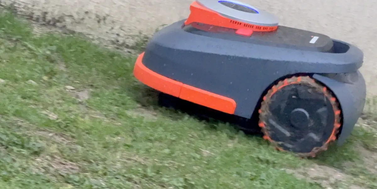 Test Navimow H206&nbsp;: un robot-tondeuse avec LIDAR et AirTag int&eacute;gr&eacute;s pour les grands jardins&nbsp;!