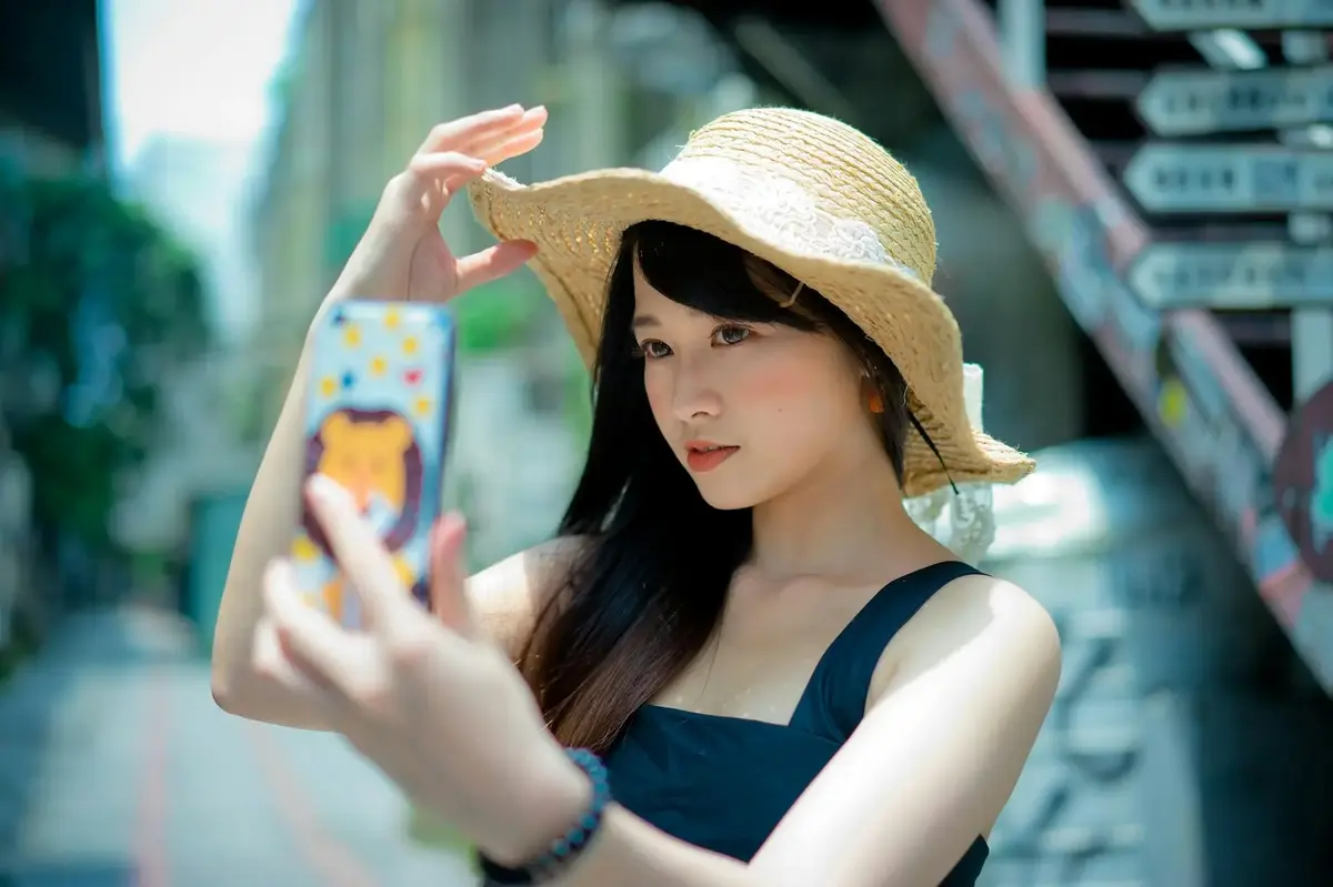 Elle tente de prendre un selfie près d’un train, et se fait percuter (vidéo)