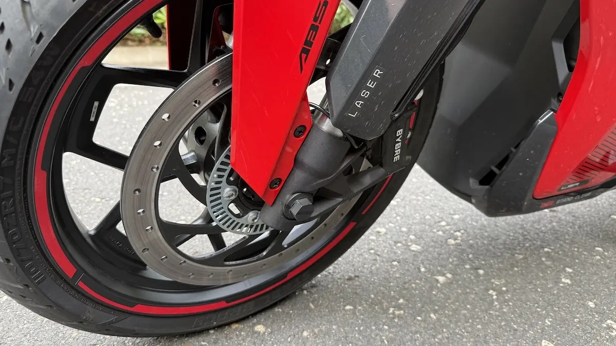 Essai Ultraviolette F77 Mach 2, une moto &eacute;lectrique convaincante mais pas sans d&eacute;fauts