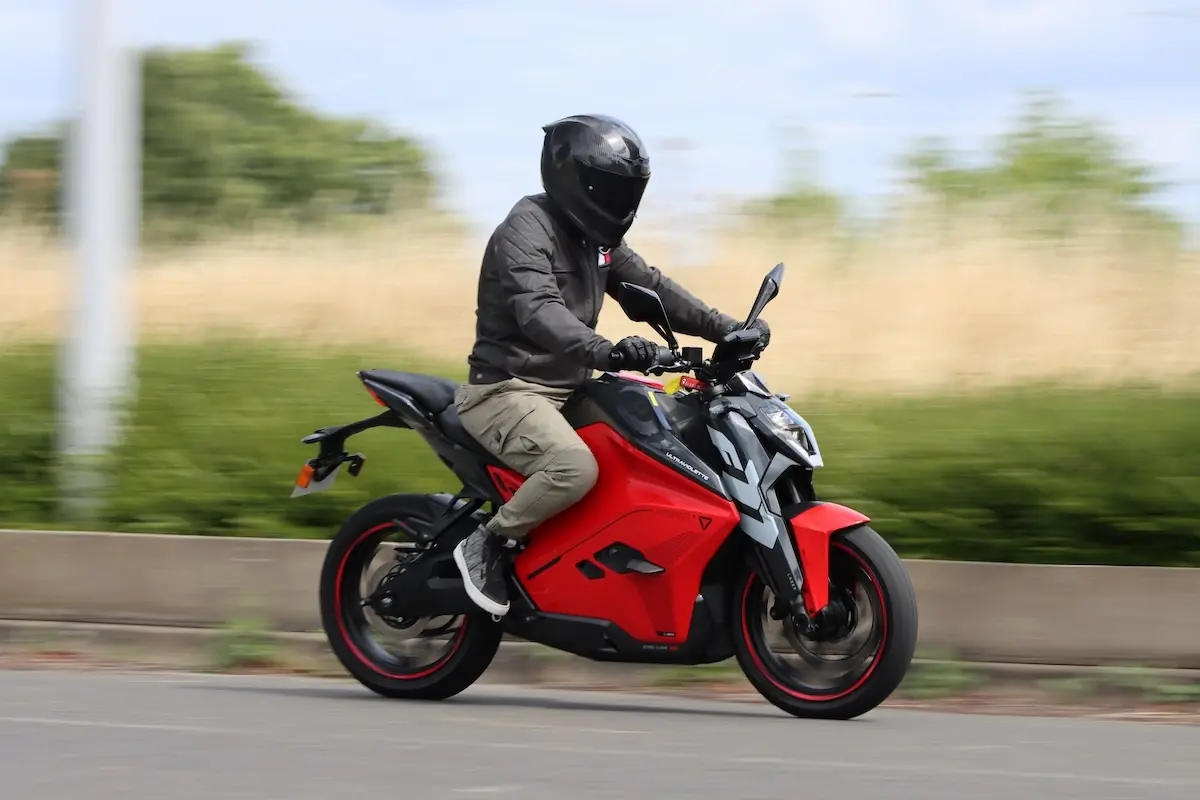 Essai Ultraviolette F77 Mach 2, une moto &eacute;lectrique convaincante mais pas sans d&eacute;fauts
