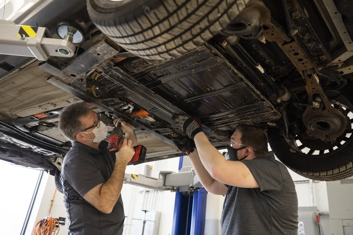 Combien coûte le remplacement d'une batterie de voiture électrique ? On a enquêté auprès des marques