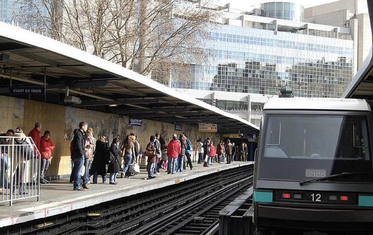 Une étonnante pub dans le métro parisien pour une application iPhone