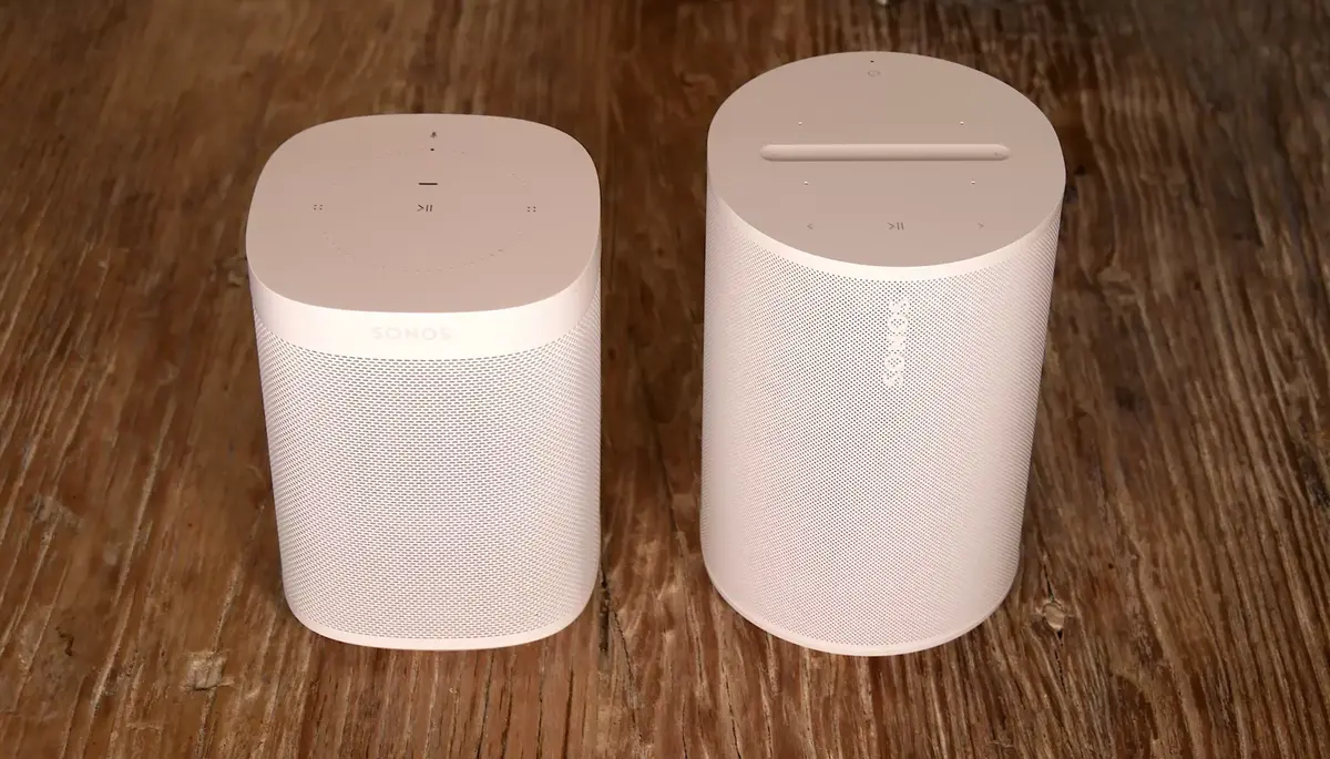 Sonos One à gauche, Era 100 à droite