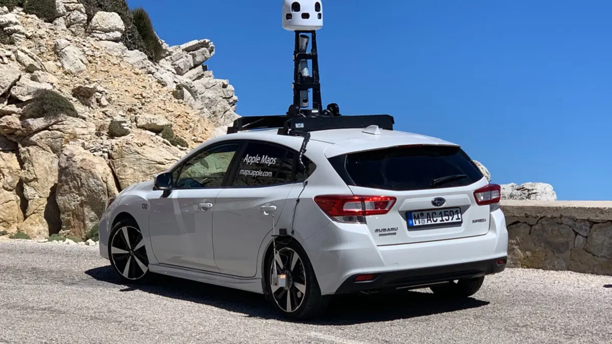 Photo : quand une voiture d'Apple Maps en croise une autre en Suisse, ça donne ça !