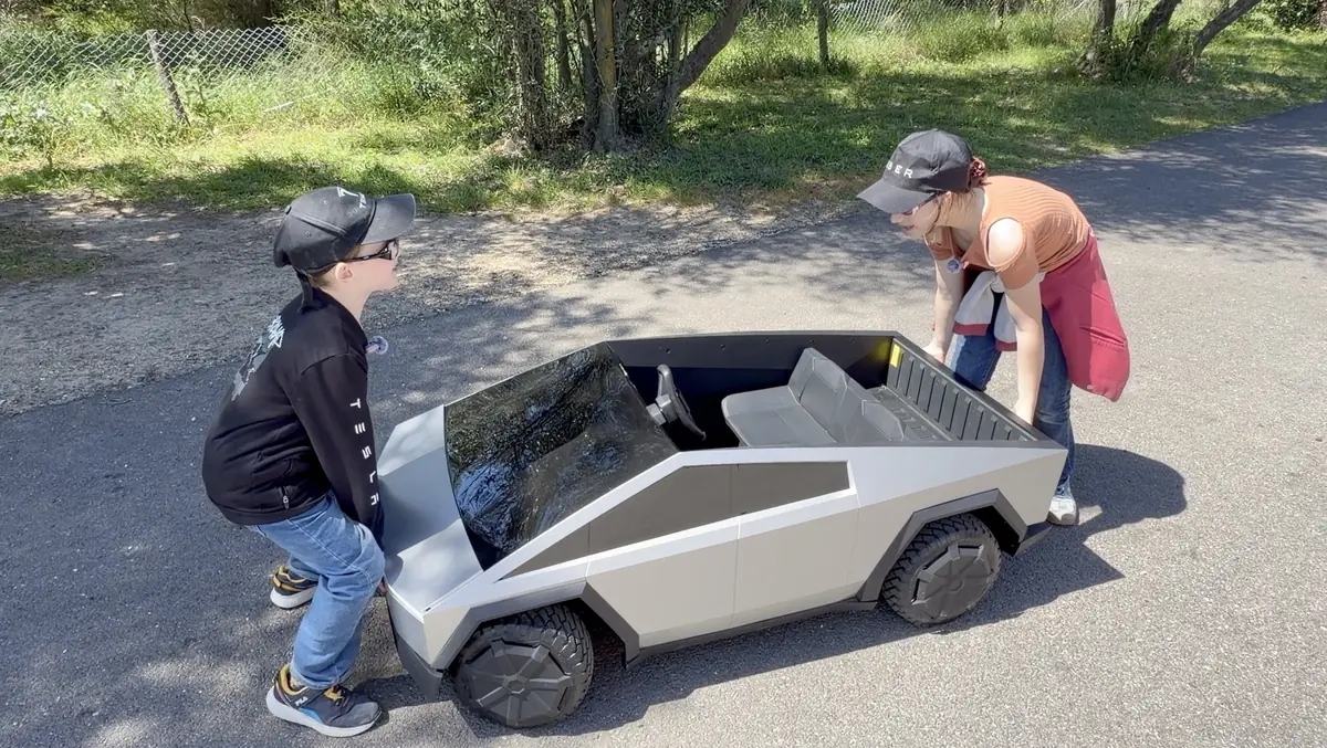 Test du Tesla Cybertruck pour enfants... par des enfants (vid&eacute;o)