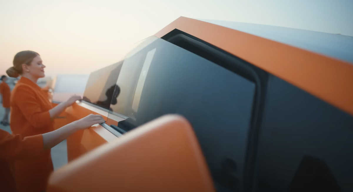 En toute tranquillité, ce Cybertruck (orange) tracte un jet privé