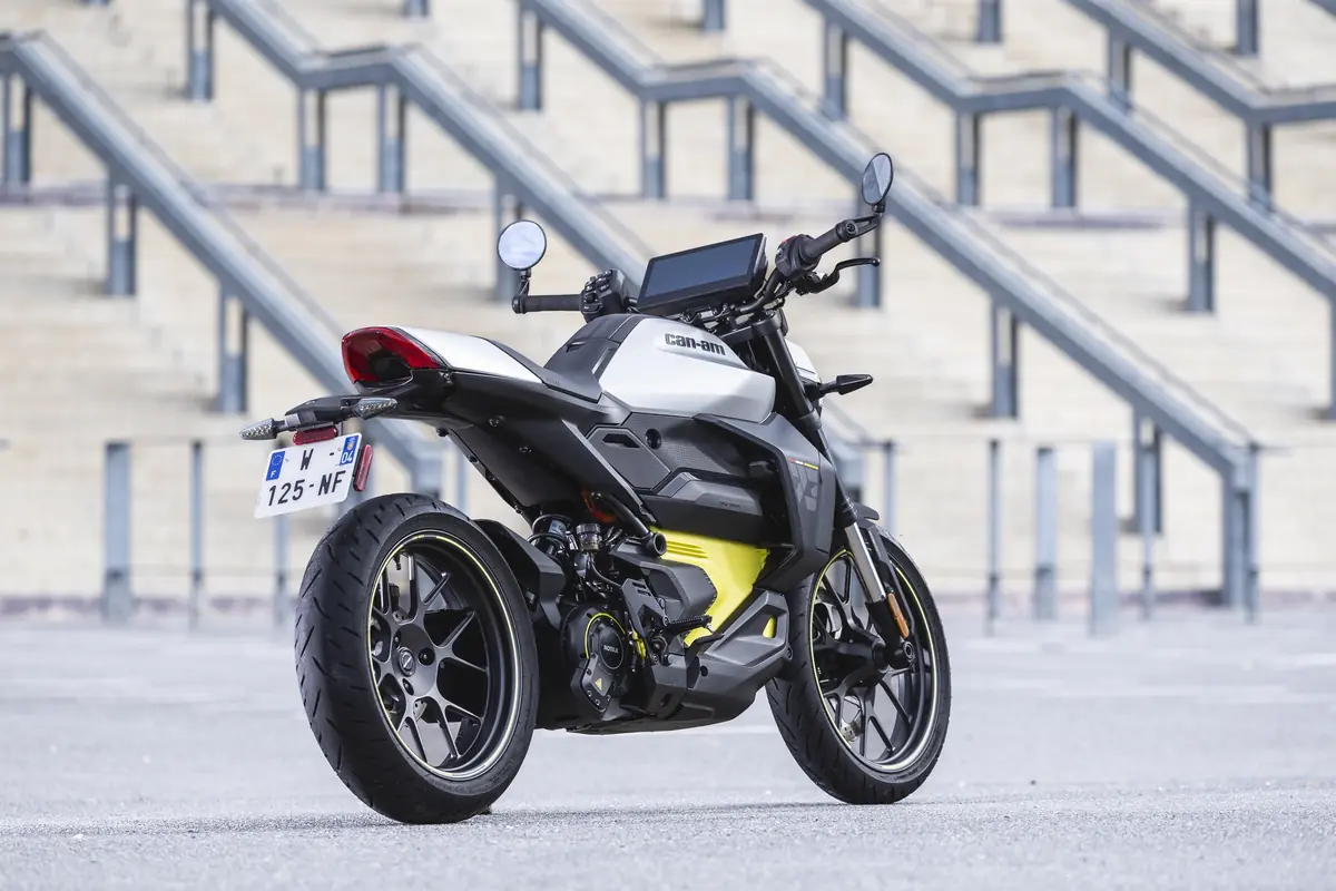 Essai de la Can-Am Pulse, la premi&egrave;re moto &eacute;lectrique &eacute;quip&eacute;e de CarPlay