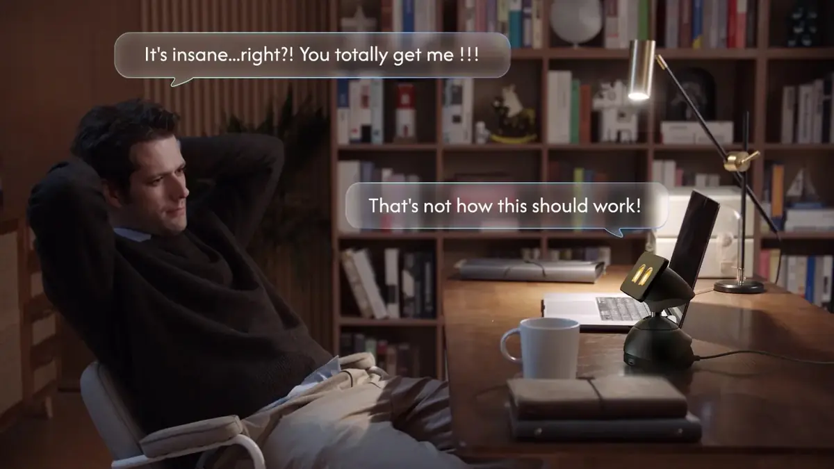 DeskMate transforme l'iPhone en assistant IA de bureau gr&acirc;ce &agrave; un dock MagSafe motoris&eacute;