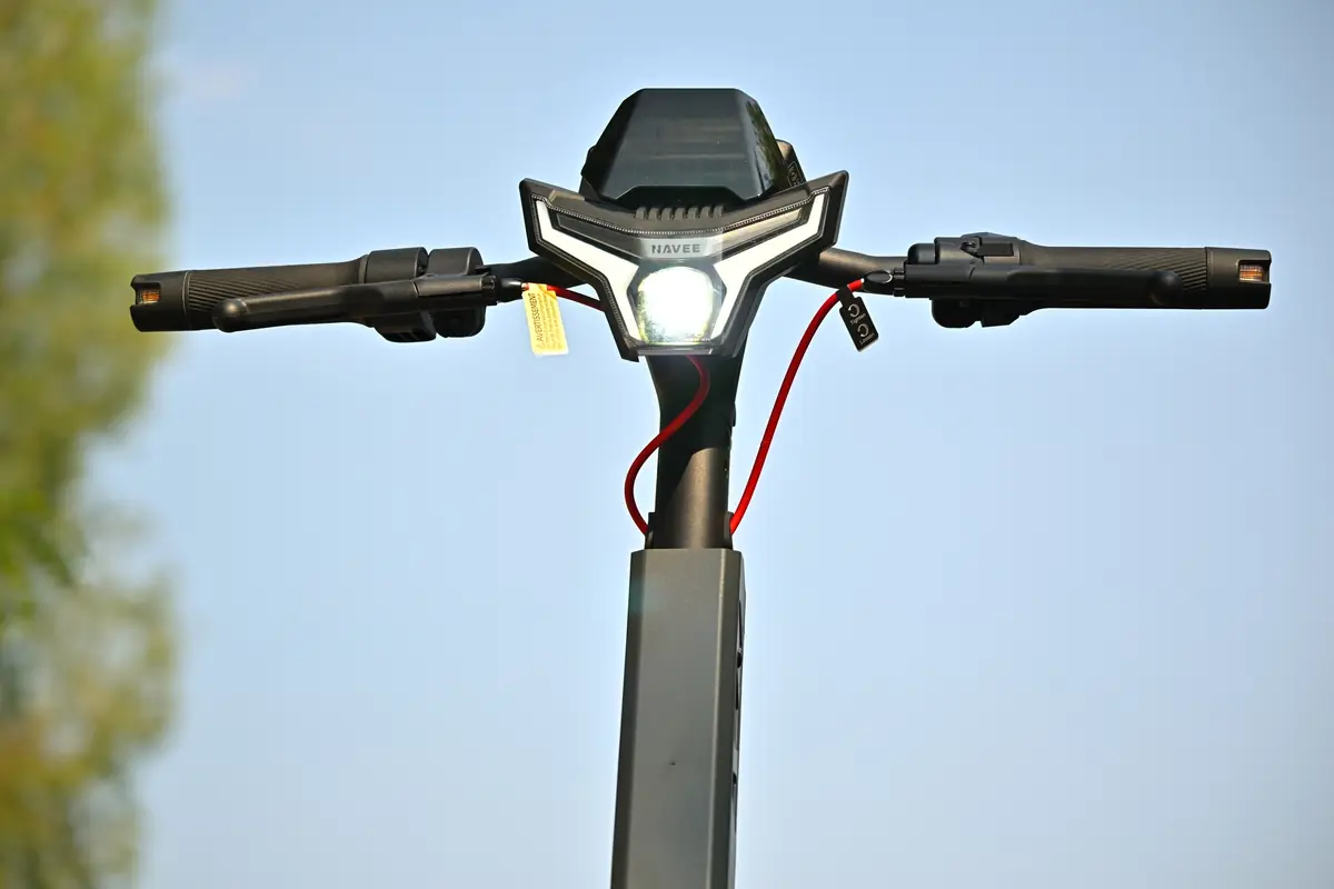 Test Navee XT5 Ultra&nbsp;: deux moteurs et un confort de scooter