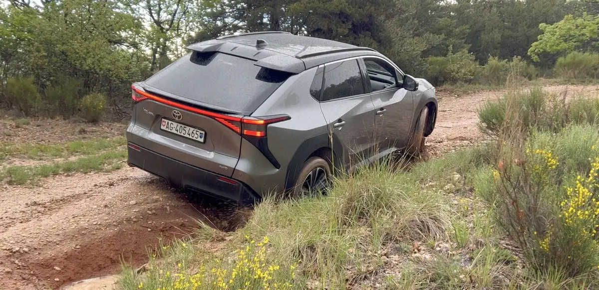 Essai Toyota bZ4x : meilleur en offroad que sur autoroute !? (vidéo)