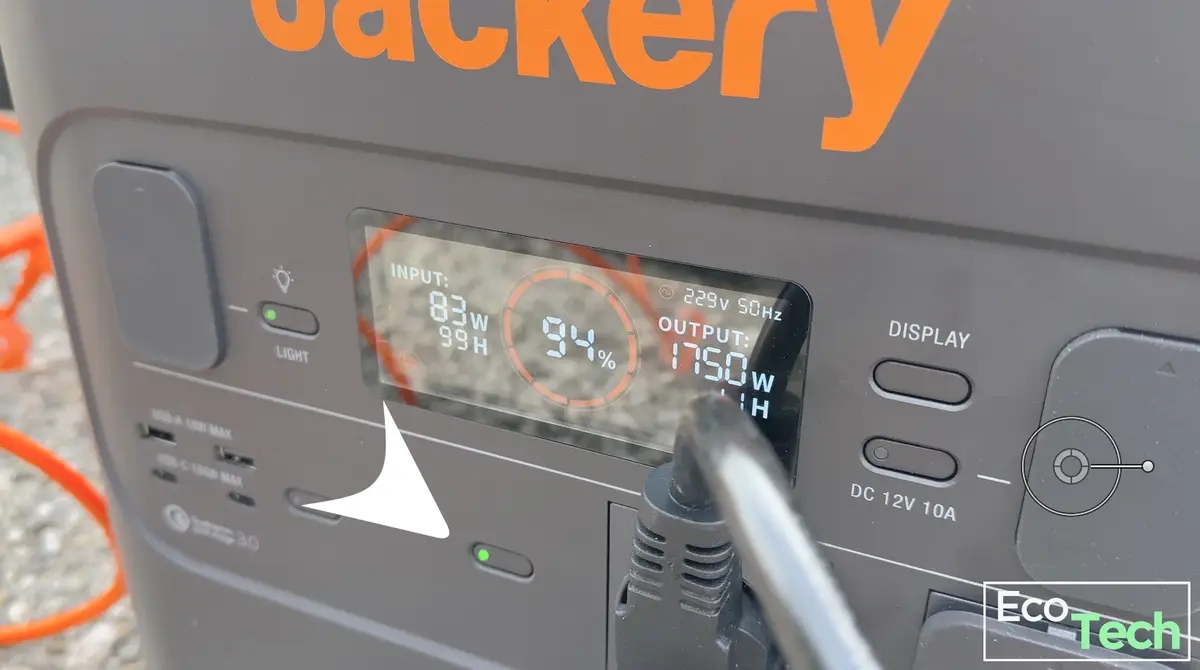 Test batterie Jackery Explorer 2000 Pro : on charge un van électrique avec des panneaux solaires