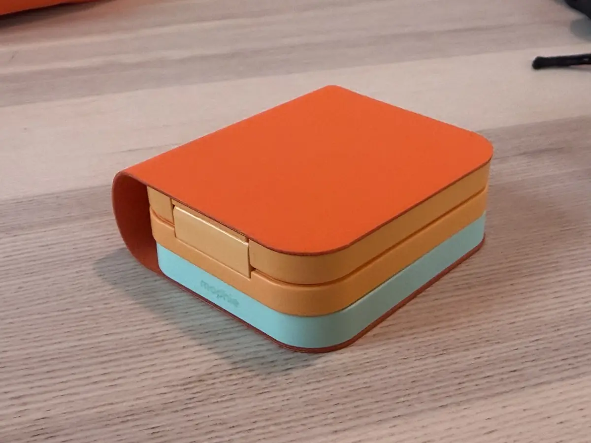 Prise en main du chargeur de voyage Mophie 3-en-1&nbsp;: le Qi2 passe &agrave; la couleur