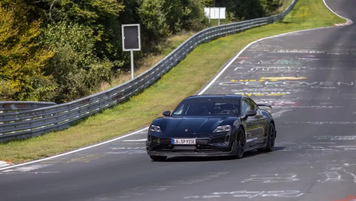 La nouvelle Porsche Taycan atomise la Tesla Model S Plaid sur le Nürburgring !