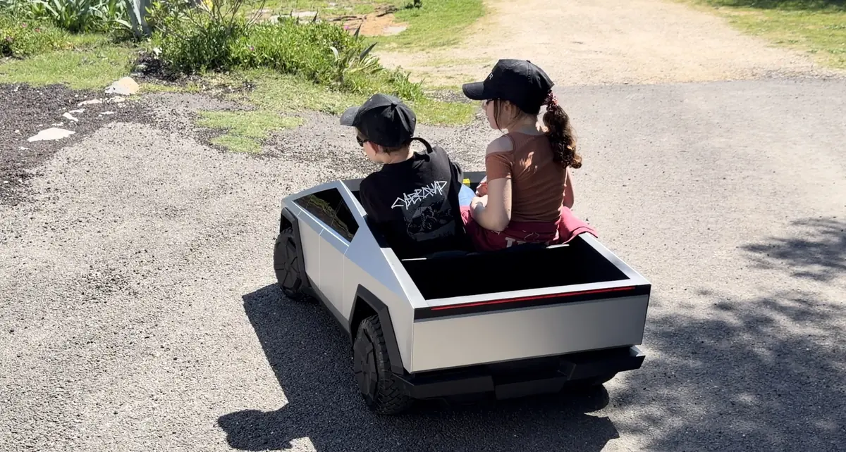 Test du Tesla Cybertruck pour enfants... par des enfants (vid&eacute;o)