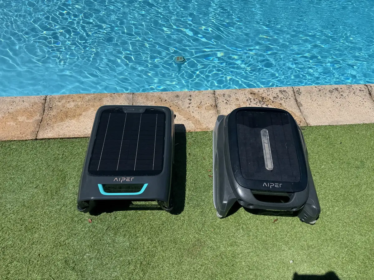 &Agrave; gauche le Aiper Surfer S2, &agrave; droite le S1. Remarquez la diff&eacute;rence de surface de panneaux solaires.