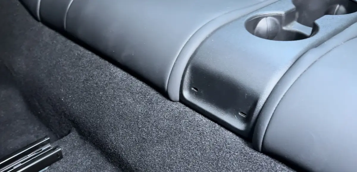 Essai Model Y 7 places 2026&nbsp;: peut-on vraiment partir en vacances en famille avec des bagages&nbsp;?