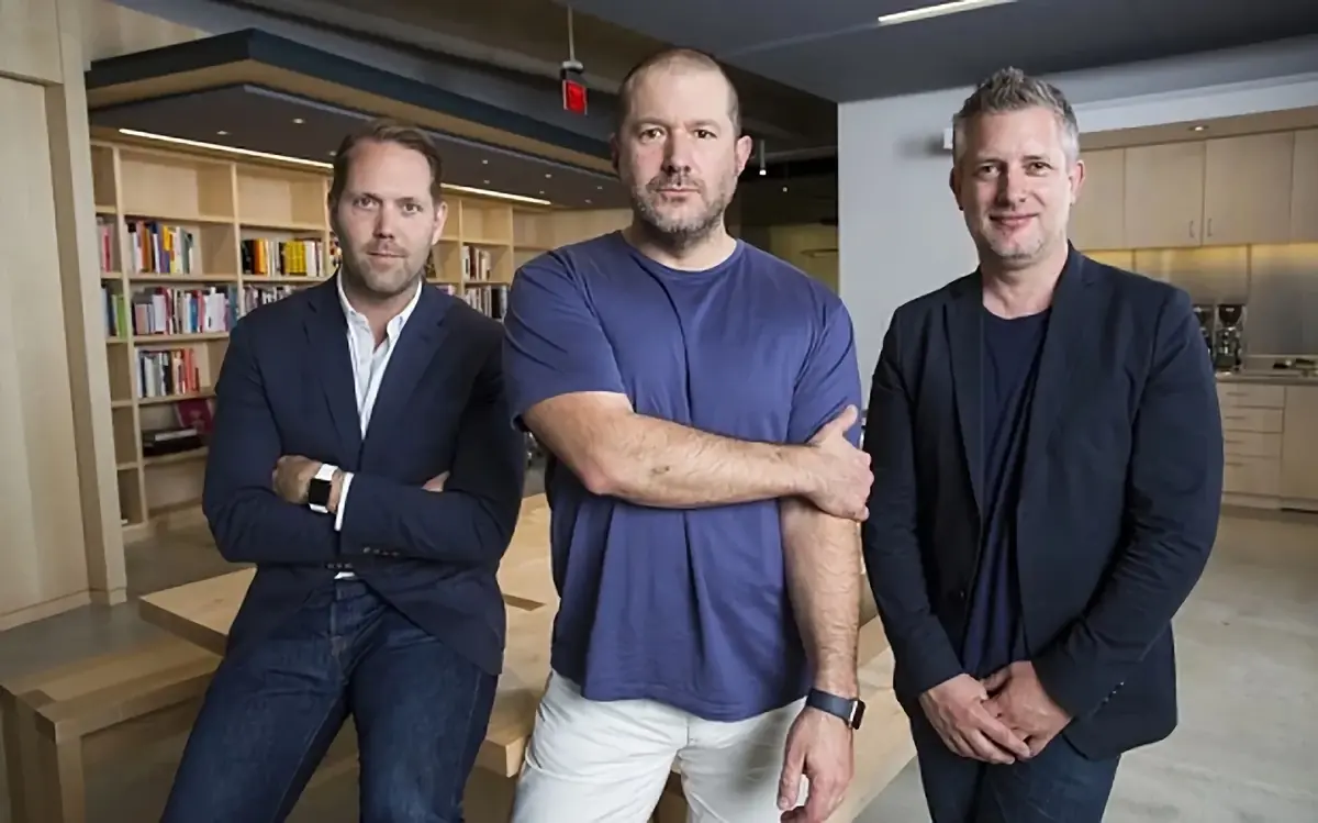 Alan Dye à gauche avec Jony Ive au centre.