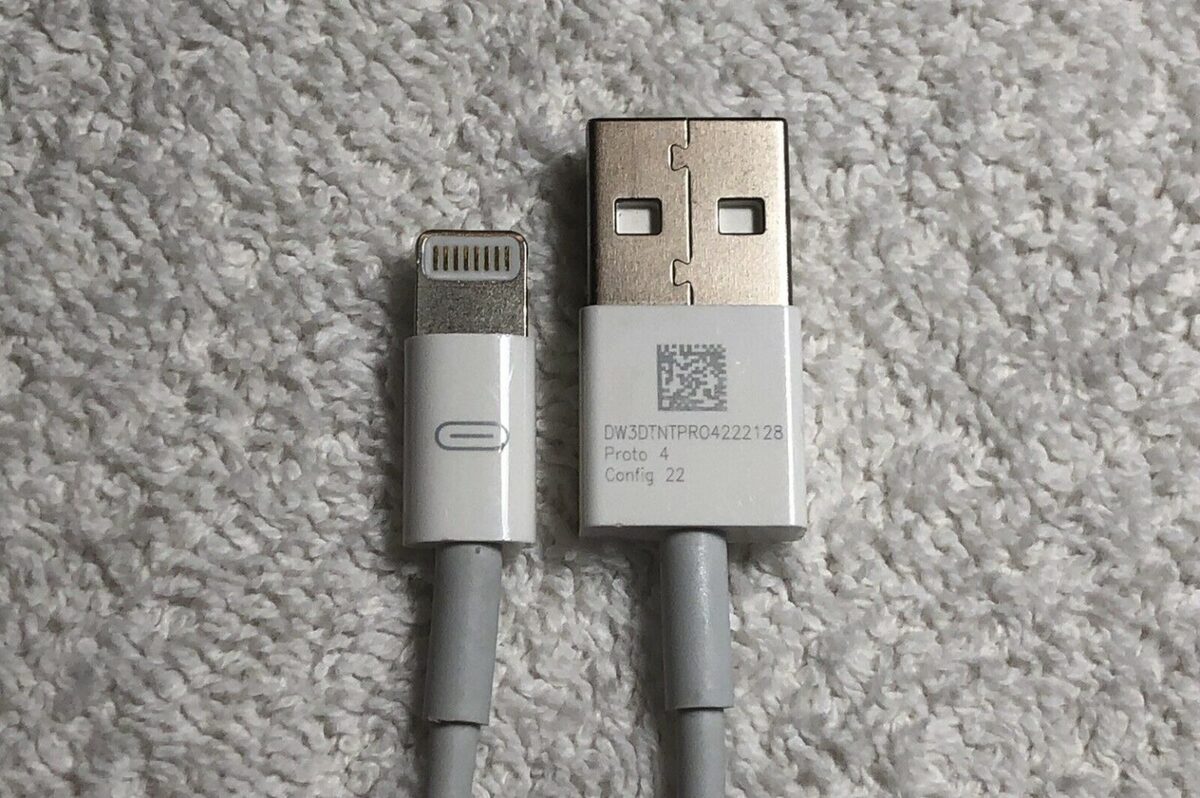 L'image du jour : un prototype de câble Lightning avec un étrange logo