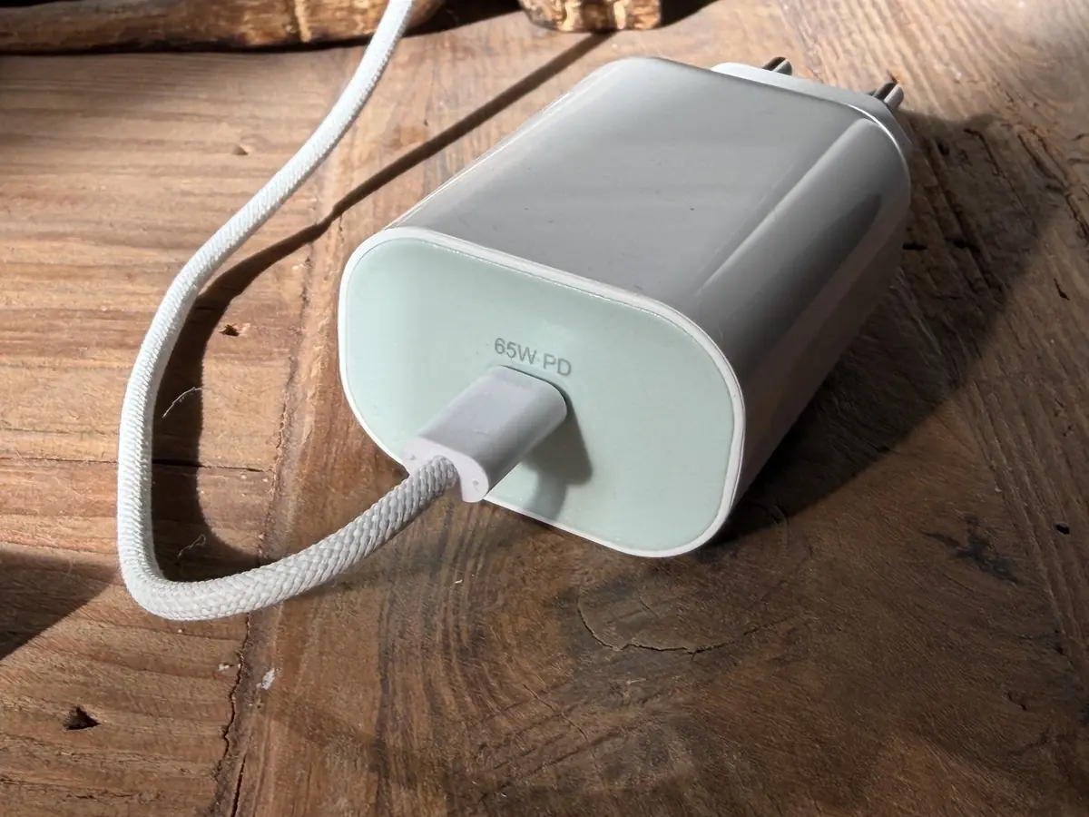 C&acirc;ble et chargeurs ne sont pas fournis, mais vous avez ce qu'il faut chez vous non&nbsp;? Sinon on vous met des liens tout en bas&nbsp;!