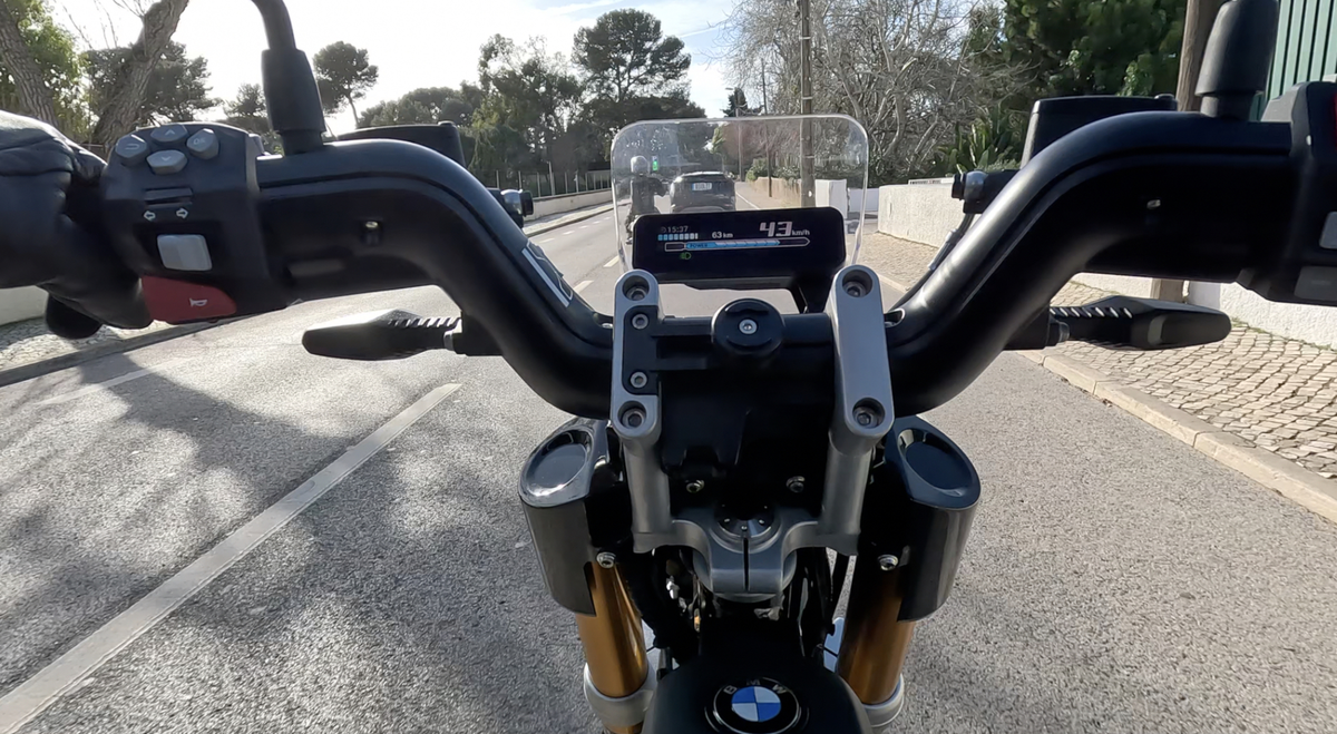 Essai BMW CE02 : une moto électrique au look futuriste accessible dès 14 ans !