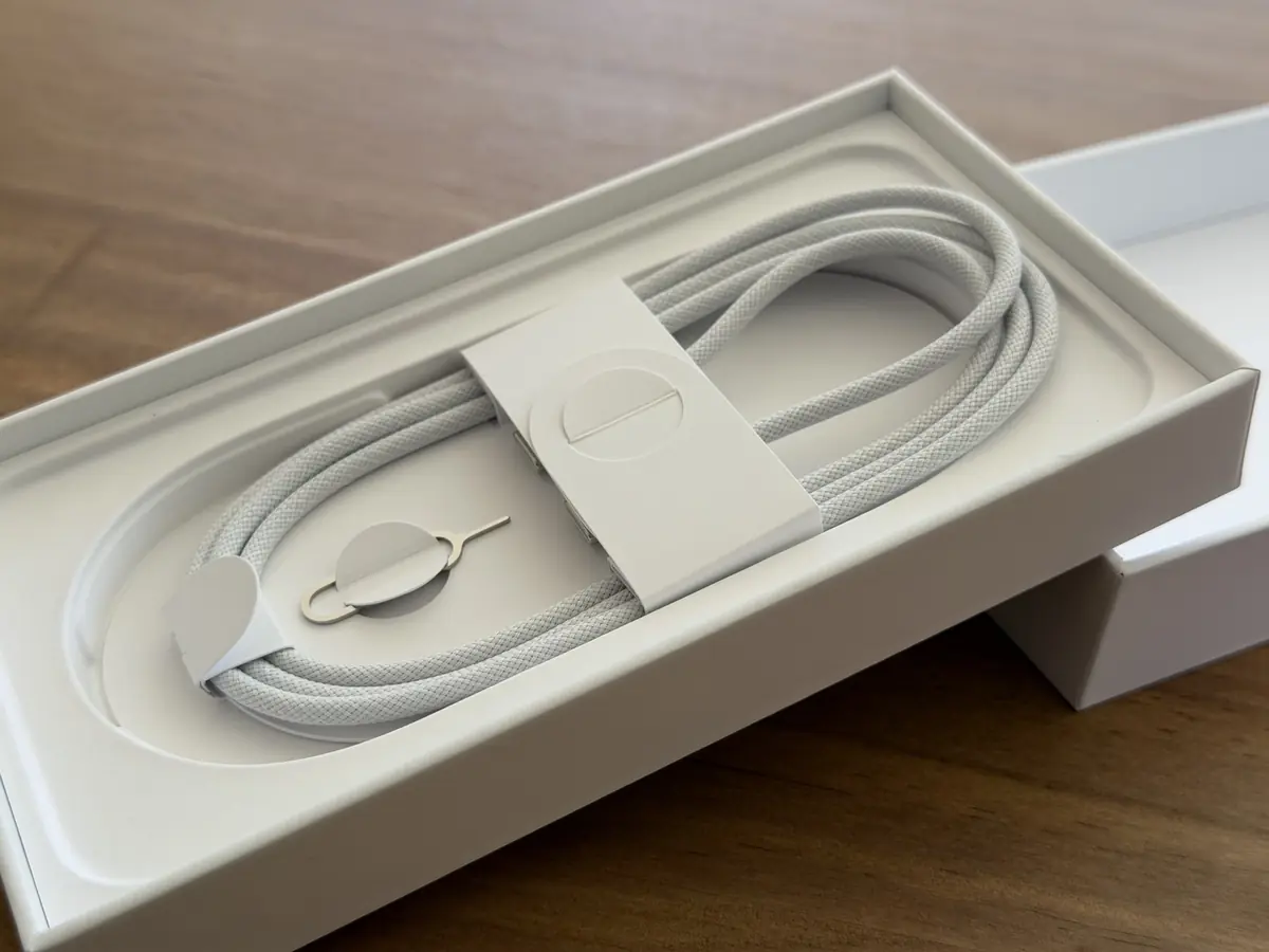 Pas de chargeur dans la bo&icirc;te&nbsp;! Un chargeur 20 W est recommand&eacute;