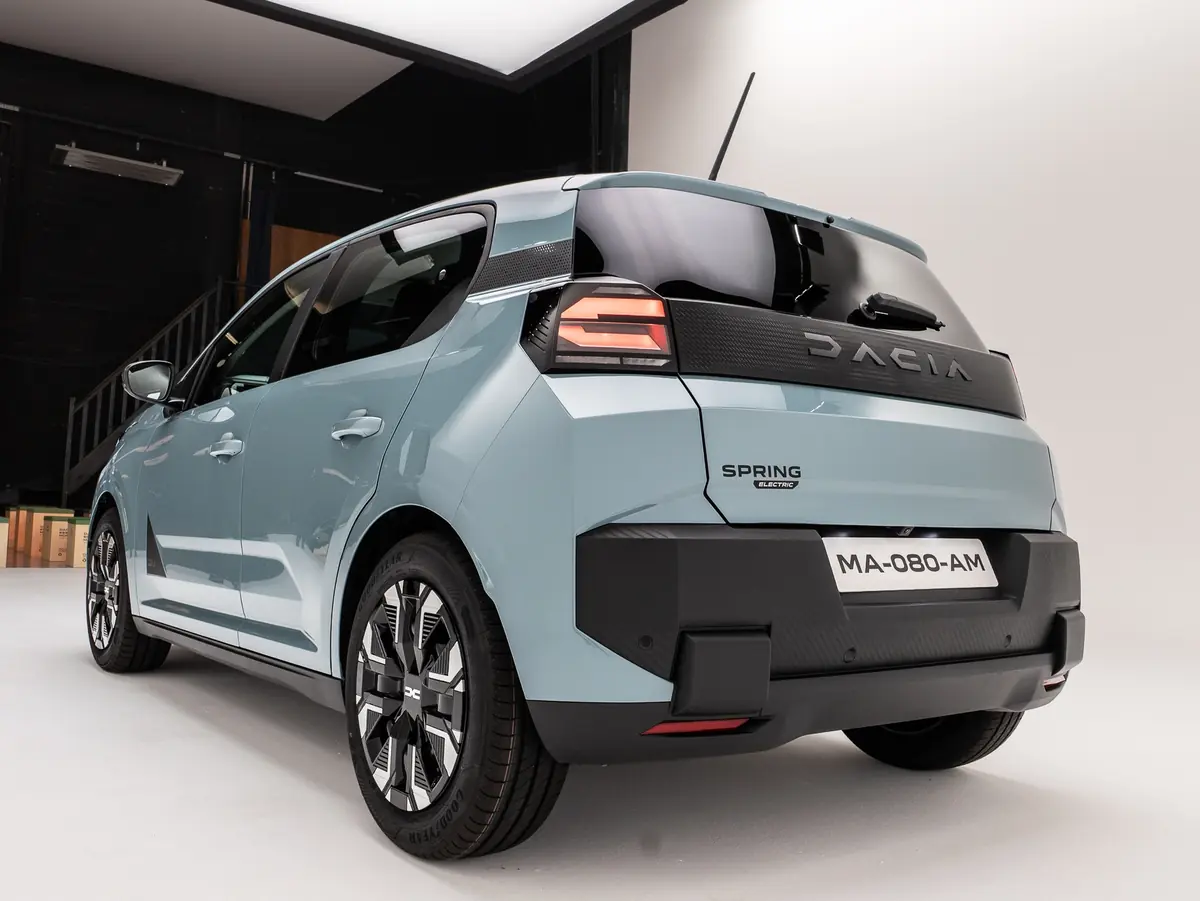 Nouvelle Dacia Spring (2027)&nbsp;: Fabriqu&eacute;e en Europe, CarPlay Sans Fil et V2L pour Moins de 20 000&nbsp;&euro;&nbsp;!