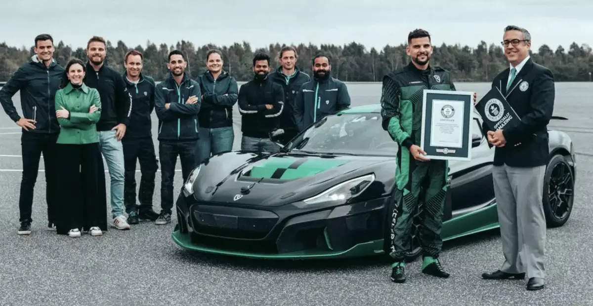 Nouveau record pour la Rimac Nevera qui prend 275km/h...en marche arrière !