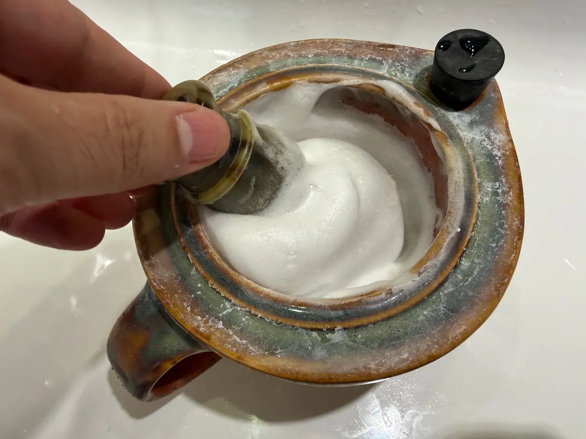 Exemple de mousse obtenue avec le savon Martin de Candre, un blaireau et un bol de rasage.