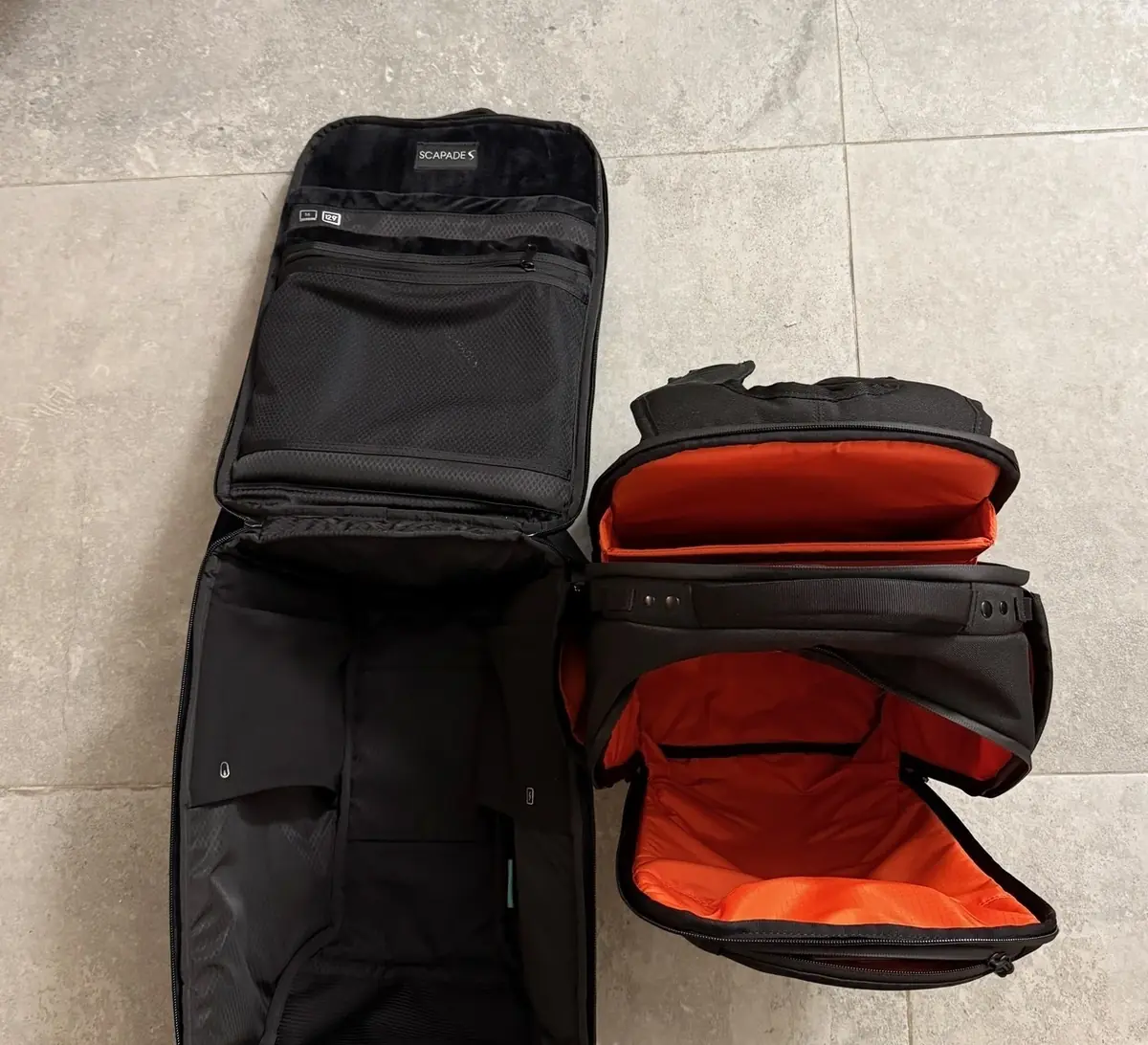 Le contraste de couleur sur le Commuter Backpack permet de facilement retrouver ses affaires, ce qui n'est pas le cas avec le fond noir de l'AirPack.