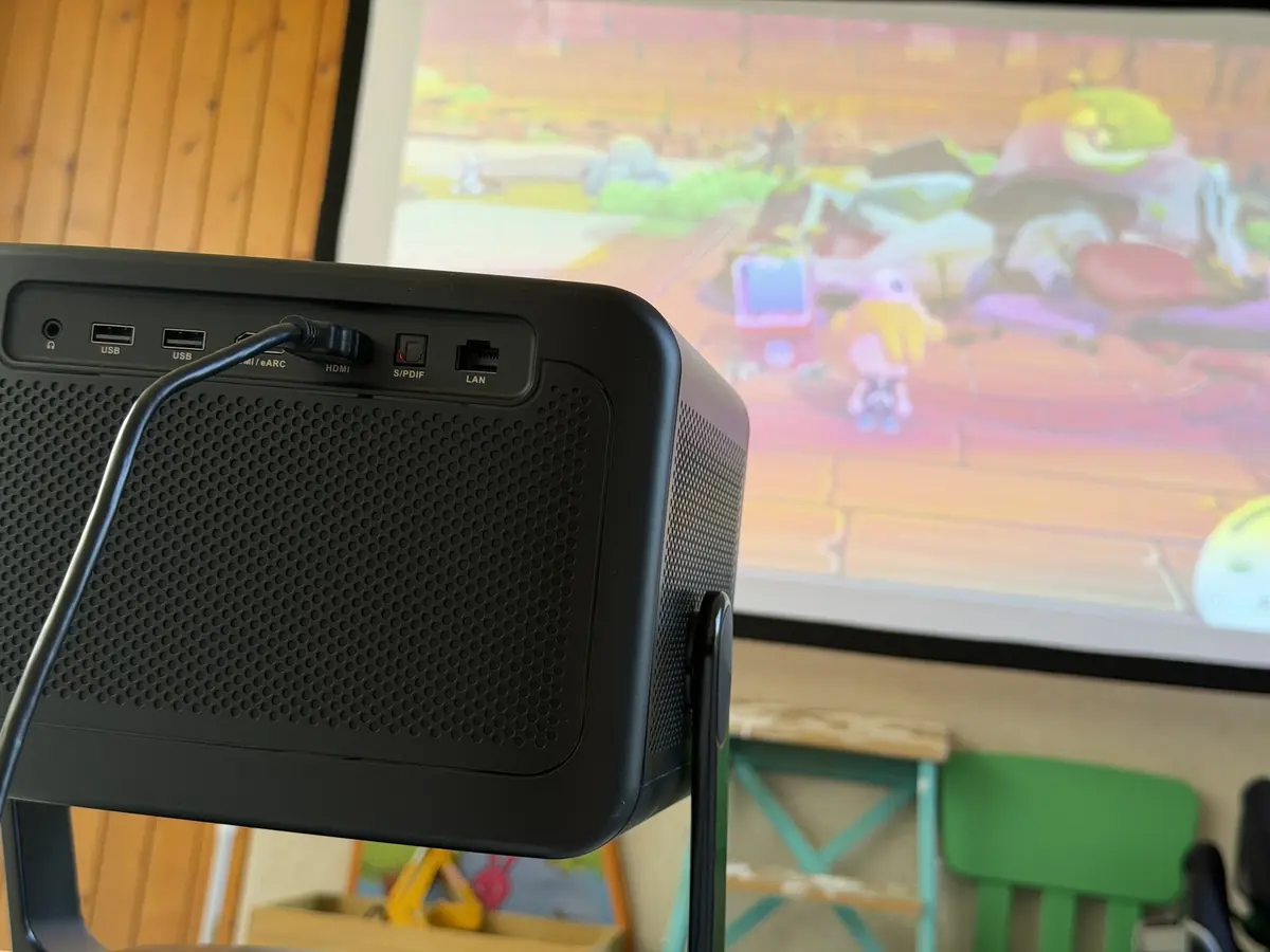 Test du Dangbei DBOX02 Pro&nbsp;: le vid&eacute;oprojecteur 4K qui veut remplacer votre t&eacute;l&eacute;