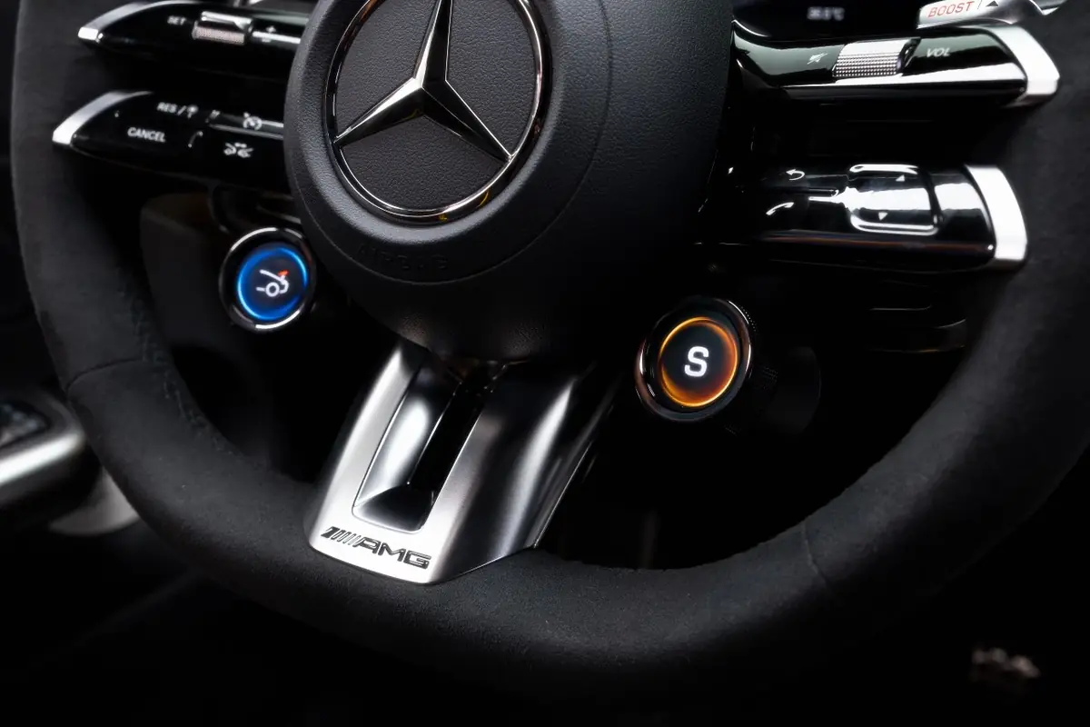 L'AMG CLA 45 passe &agrave; l'&eacute;lectrique avec 680 chevaux, et simule un moteur thermique