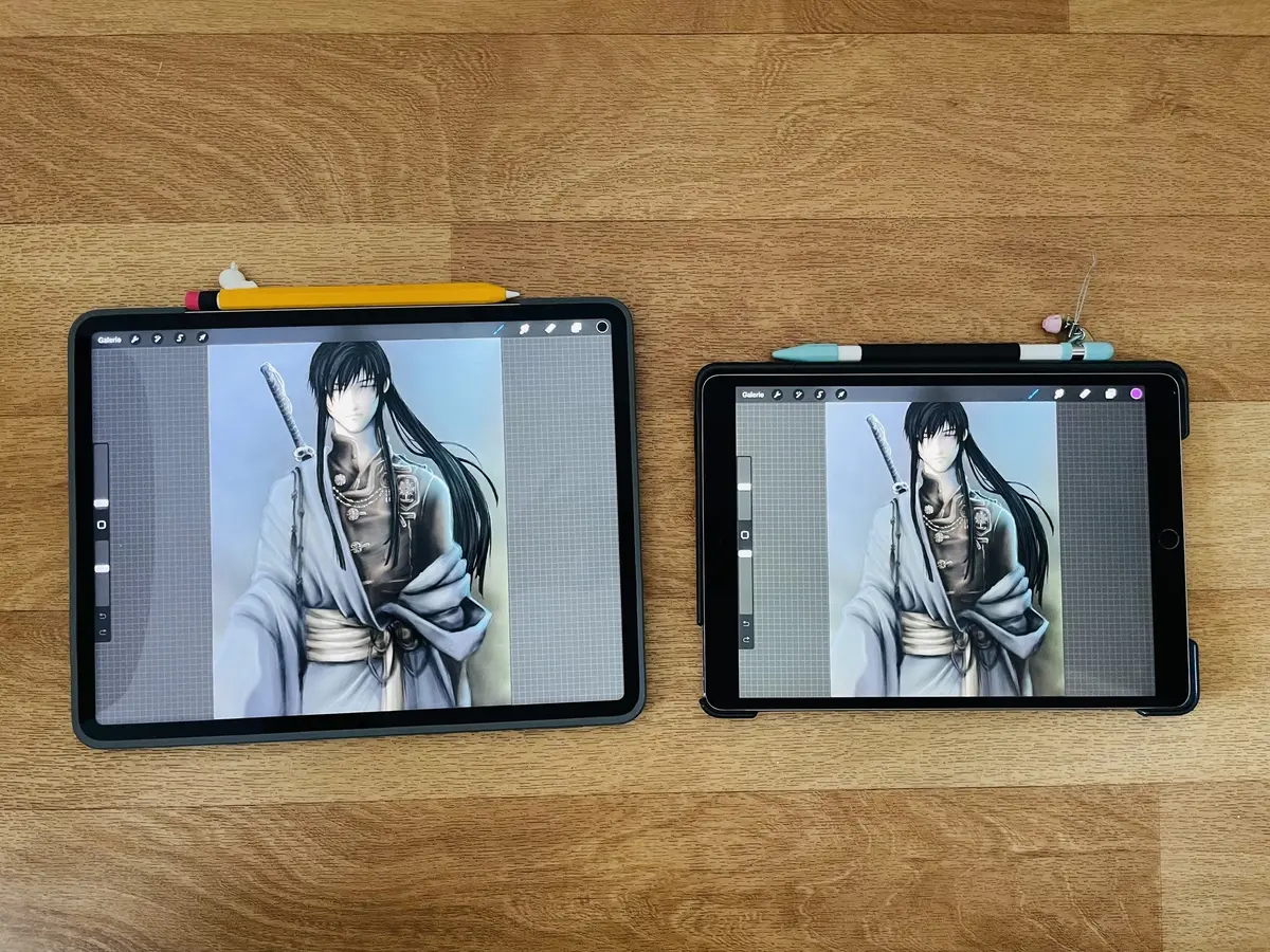 De gauche à droite : iPad Pro M2 et iPad Pro 2017