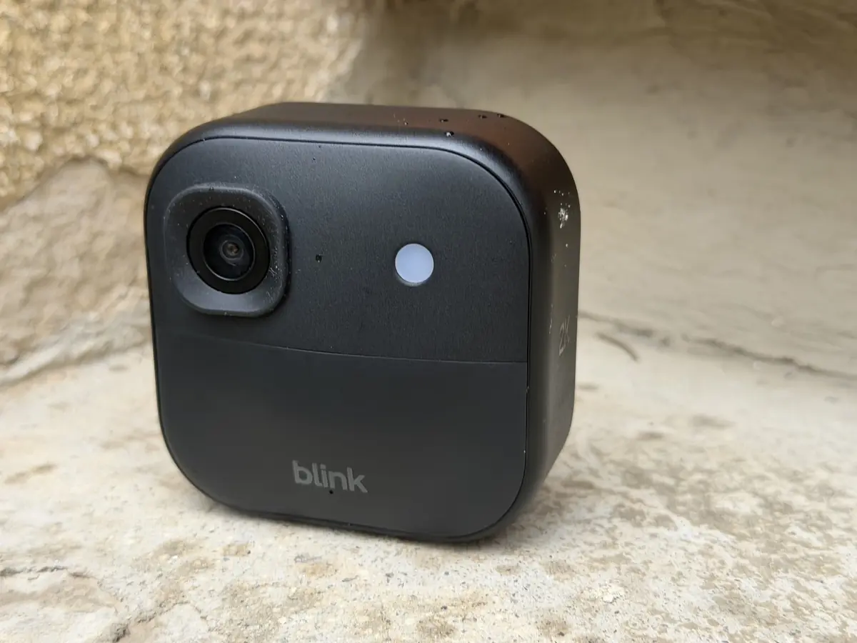 Test de la cam&eacute;ra Blink 2K+ ext&eacute;rieure, simple &agrave; utiliser, mais un abonnement quasi obligatoire