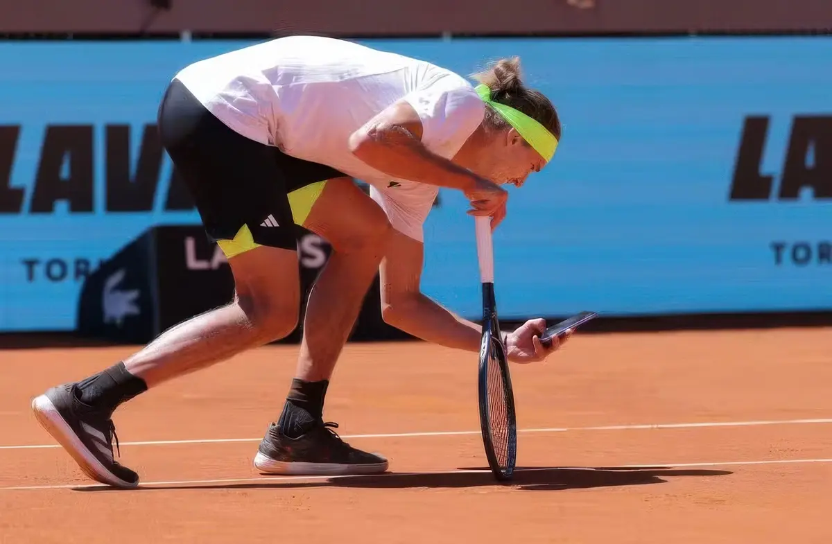 Zverev sort son iPhone en plein match pour contester l'arbitrage électronique à Madrid (vidéo)