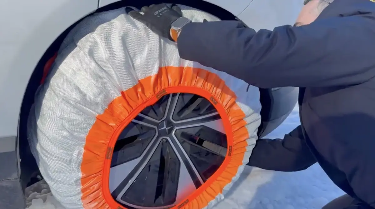 On a plant&eacute; une Polestar 4 Propulsion dans la neige pour tester les chaussettes ISSE (vid&eacute;o)