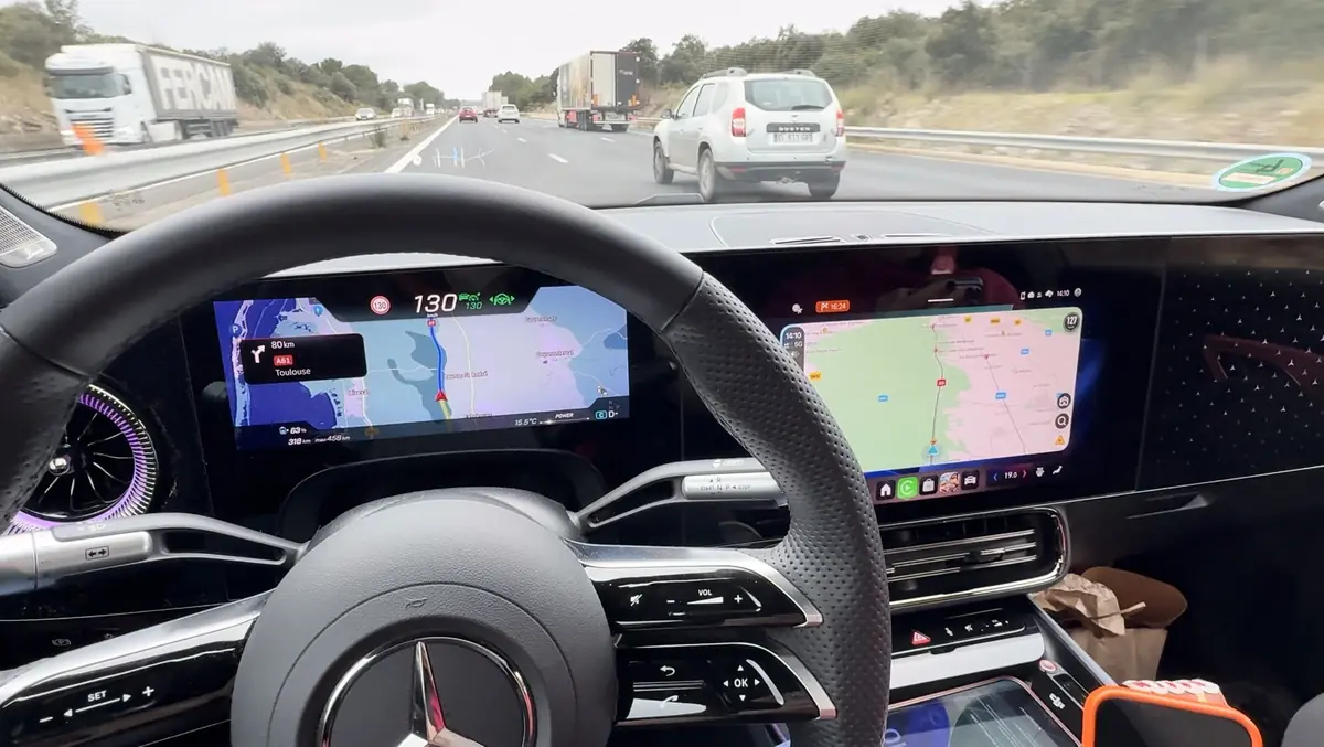 Mercedes a mis un iPad et Face ID dans son CLA&nbsp;! (Test des &eacute;crans Mercedes 2026)