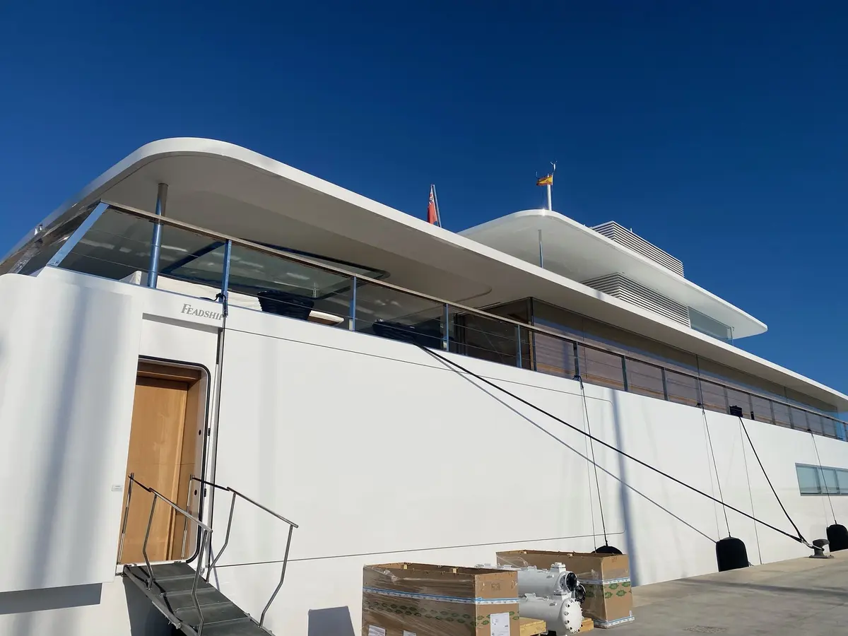 Quand le Yacht de Steve Jobs se crashe dans un célèbre navire ! (vidéo)