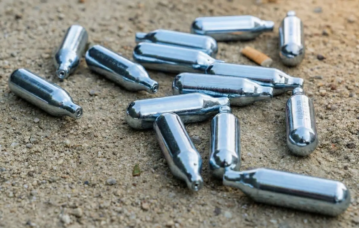 Gaz hilarant au volant : Darmanin veut saisir les véhicules et durcir les peines.