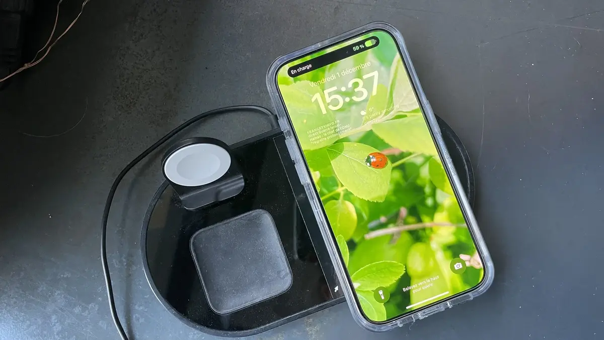 Pas de soucis avec la charge sans fil, même avec la très épaisse Otterbox