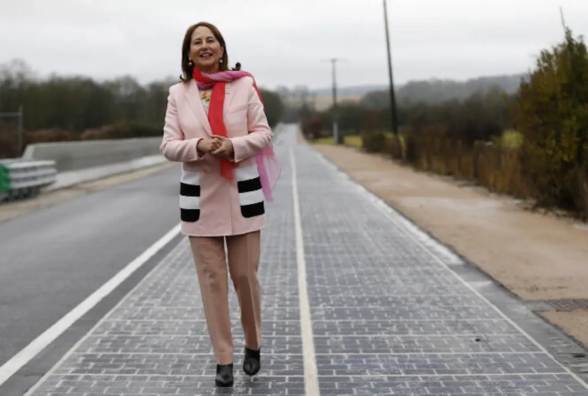 Sélogène Royal, notre Elon Musk à nous, avait, elle, expérimenté l'inverse en Normandie, avec une route solaire (un fiasco).