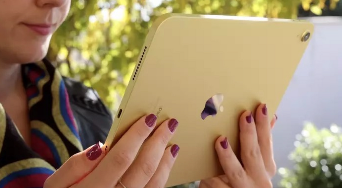 Un iPad dans les mains, léger et compact