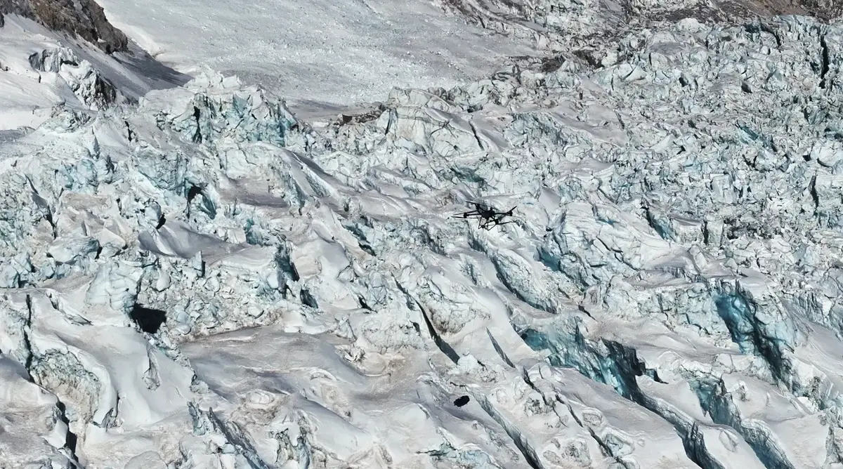 Ce drone DJI livre de l'oxygène sur l'Everest ! Une première mondiale !