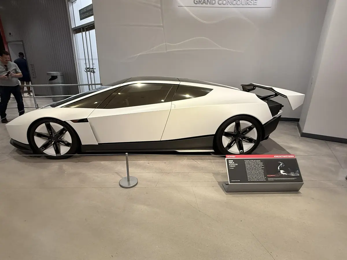 Le Tesla Roadster &agrave; propulseurs roule d&eacute;j&agrave; dans les rues de Los Angeles