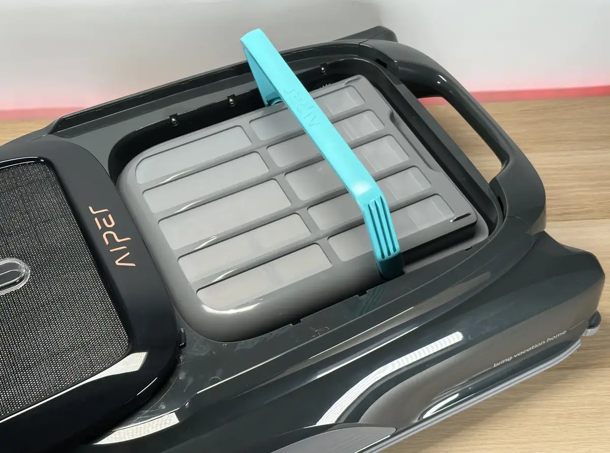 Test du robot Aiper Surfer S1 : il nettoie la surface de votre piscine et se charge en solaire !