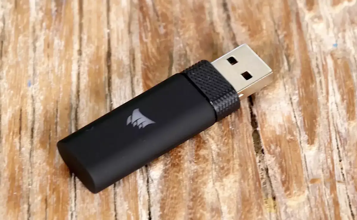 Le dongle USB-A fourni est compatible Mac/PC/PlayStation 4 et 5