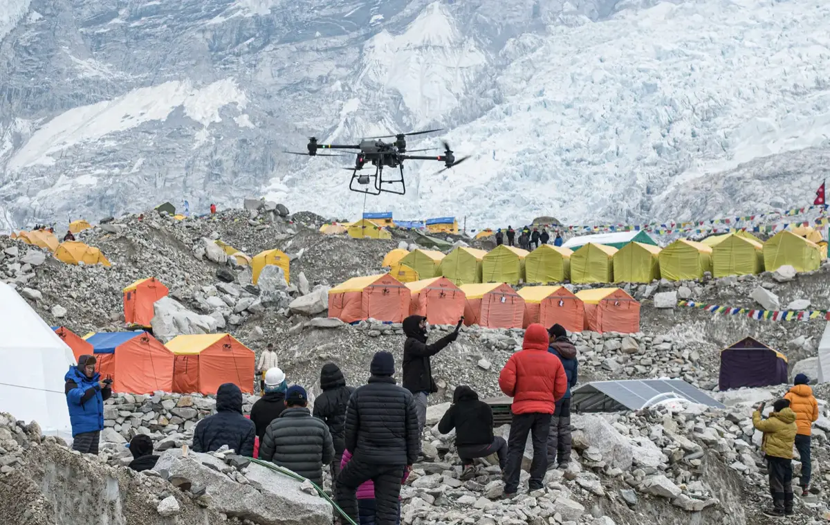 Ce drone DJI livre de l'oxygène sur l'Everest ! Une première mondiale !