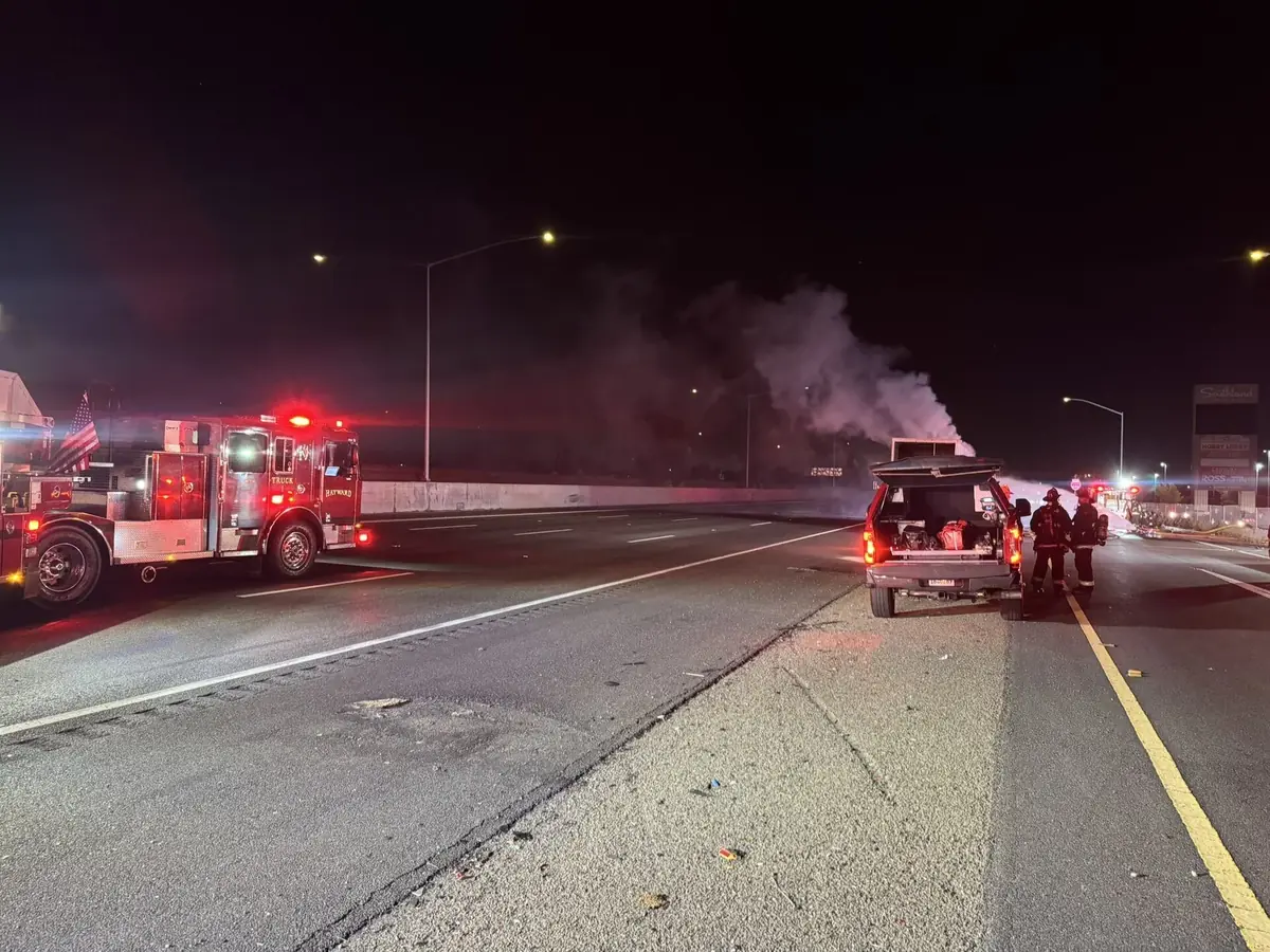 Un Tesla Semi prend feu tout seul et ferme une autoroute toute la nuit