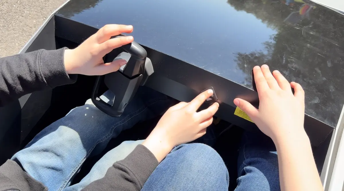 Test du Tesla Cybertruck pour enfants... par des enfants (vid&eacute;o)
