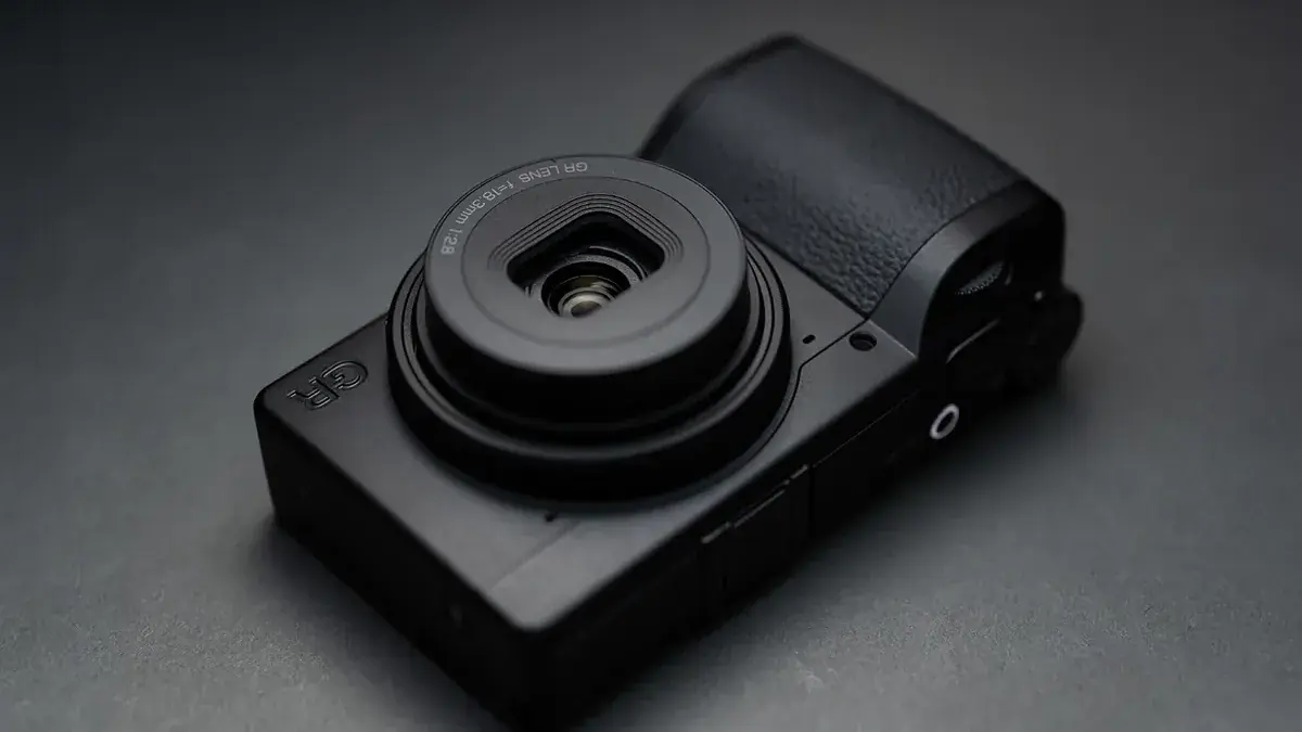 Ricoh GR IV&nbsp;: le compact expert culte revient avec un capteur 25 Mpx et une stabilisation 5 axes